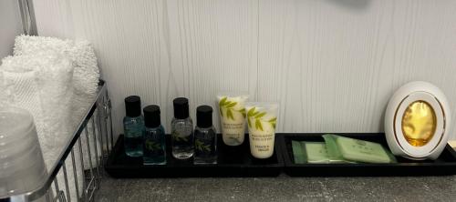 a black tray with bottles of soap and a mirror at The Kings Head Inn in Gloucester
