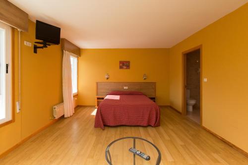 a room with a bed in a room with yellow walls at My Rooms City Hotel Monte Blanco in Neaño