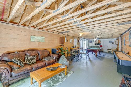 Lakefront North Carolina Abode with Grill and Fire Pitにあるシーティングエリア
