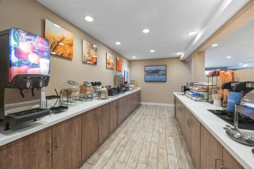 a store with a hair salon with a hair salon counters at Comfort Inn Santa Cruz North in Santa Cruz