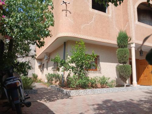 AhnaouにあるVilla ourika complèteの木々と植物が目の前に広がる建物