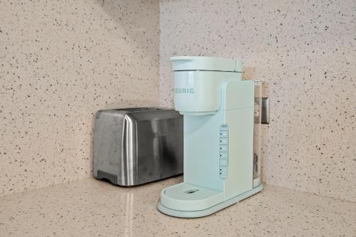 a blender and a toaster sitting on a counter at Terrace Allows Pets Free Parking Otium in Beltran