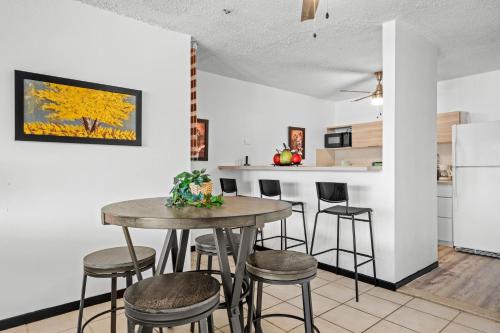a kitchen with a table and stools in a room at Terrace Allows Pets Free Parking Otium in Beltran