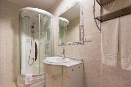 a bathroom with a sink and a shower at My Rooms City Hotel Monte Blanco in Neaño