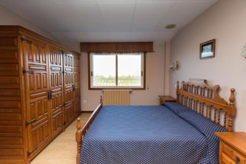 a bedroom with a bed and a window at My Rooms City Hotel Monte Blanco in Neaño