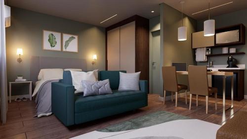 - un salon avec un canapé bleu et un lit dans l'établissement ArqSuites Nações Unidas Transamerica Expo - Novo quarto privado dentro do Hotel, à São Paulo