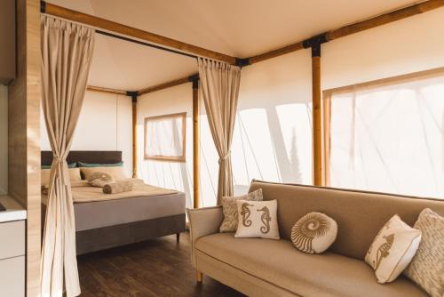 Postel nebo postele na pokoji v ubytování Glamping Resort Olive and Sea
