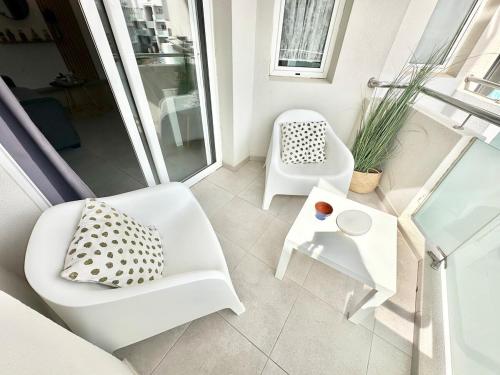 Candy Pop - AC, High speed internet ,Desk with natural light, Pool and two Terraces
