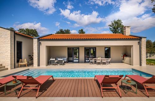 Design Villa Nux with Heated Pool & Secluded Garden