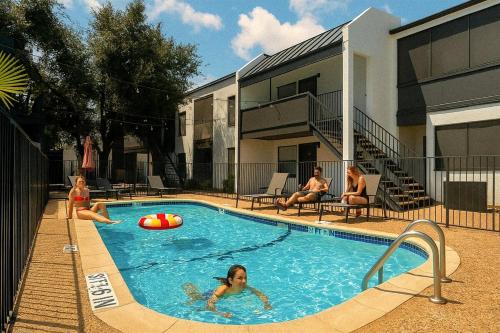 grupa ludzi bawiących się w basenie w obiekcie Stylish 1BR Corporate Suite - Austin w mieście Austin