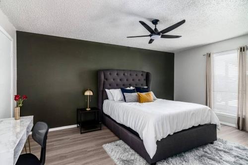 sypialnia z dużym łóżkiem i wentylatorem sufitowym w obiekcie Stylish 1BR Corporate Suite - Austin w mieście Austin