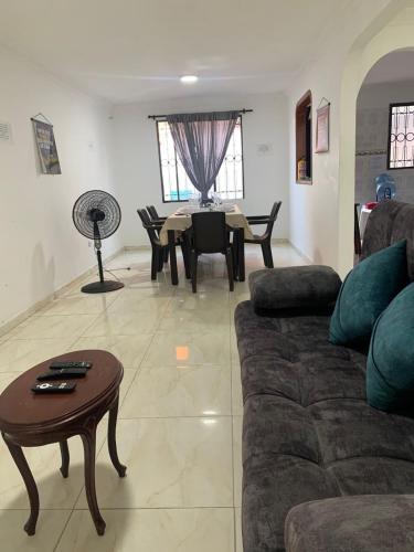 a living room with a couch and a table at Casa Vacacional Villavicencio in Villavicencio