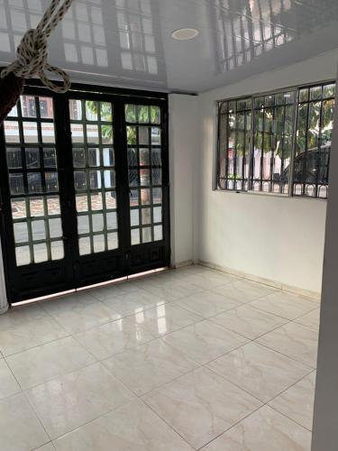 a room with black doors and a tiled floor at Casa Vacacional Villavicencio in Villavicencio