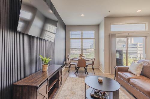 Χώρος καθιστικού στο Luxury Skyline Escape, Sauna, King Bed, DT View