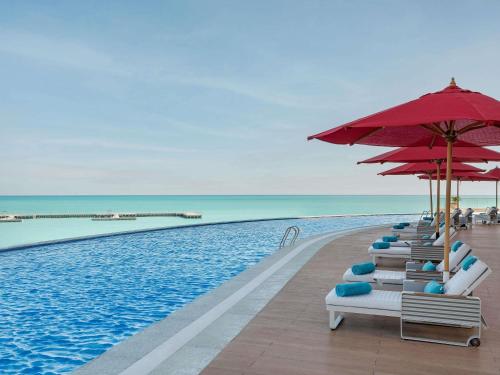 Kolam renang di atau dekat dengan Rixos Premium Alamein