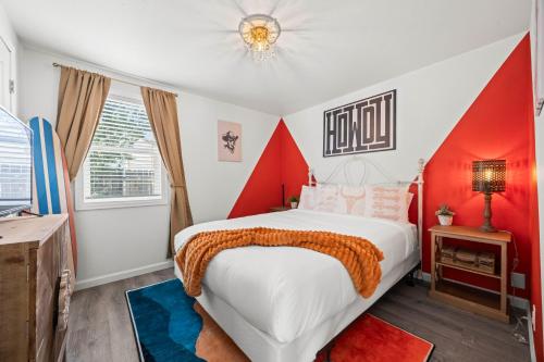 una camera con pareti rosse e bianche e un letto di Olde Town Gem 5 Tvs Hot Tub & Game Yard ad Arvada