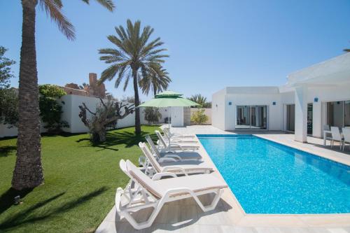 een zwembad met ligstoelen en een villa bij Villa Dar Salama, 3 Chambres, Plage à 5 minutes in Midoun