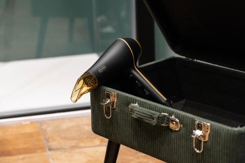 a black gun sticking out of a black briefcase at Dimora Milù in Foggia