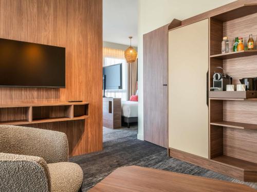 Televisyen dan/atau pusat hiburan di Mercure Achères St Germain en Laye