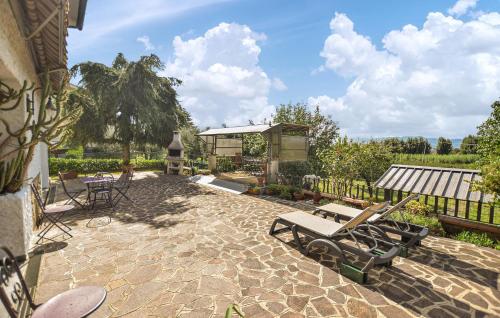 un patio con cenador, mesa y sillas en 3 Bedroom Gorgeous Home In Pistoia, en Ponte Nuovo