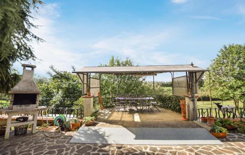 un pabellón con mesa de picnic y chimenea en 3 Bedroom Gorgeous Home In Pistoia, en Ponte Nuovo