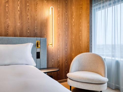En eller flere senge i et værelse på Mövenpick hotel Brussels airport