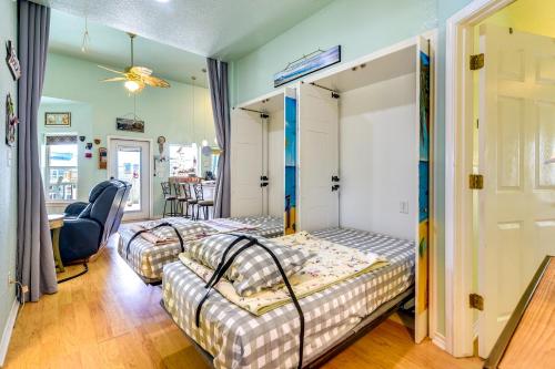 Postel nebo postele na pokoji v ubytování Ocean Views and Walk to Shore Crystal Beach Home!