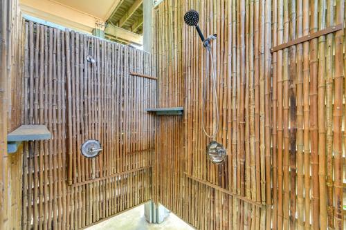 Koupelna v ubytování Ocean Views and Walk to Shore Crystal Beach Home!