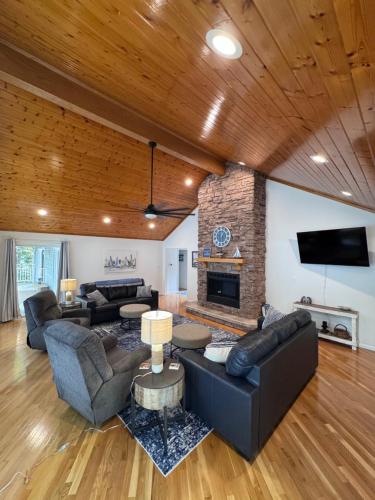 a living room with a couch and a fireplace at Sunset Cove Retreat in Hardin
