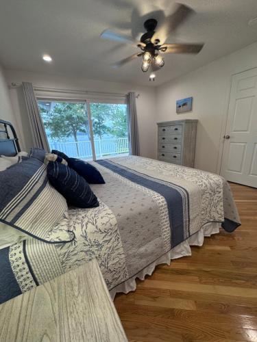 two beds in a bedroom with a ceiling fan at Sunset Cove Retreat in Hardin