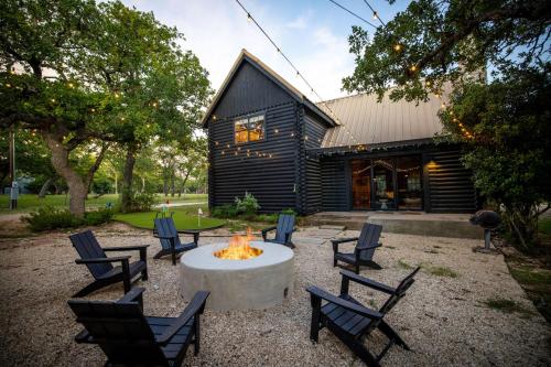 eine Gruppe von Stühlen um eine Feuerstelle in einem Hof in der Unterkunft Pool, Hot Tub, Fire Pit, Game Room, Mini Golf in Fredericksburg