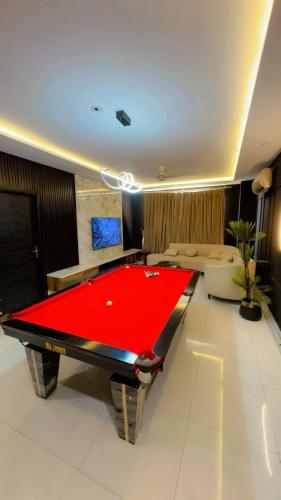 un salon avec une table de billard dans l'établissement Stoners zone, à Lahore