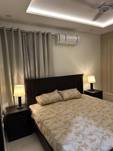 une chambre avec un grand lit avec deux lampes dans l'établissement Stoners zone, à Lahore