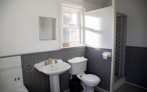 een badkamer met toilet en wastafel bij The Channel View, 4 bedrooms, 4 beds, FREE parking, 3 minutes from the beach in Eastbourne