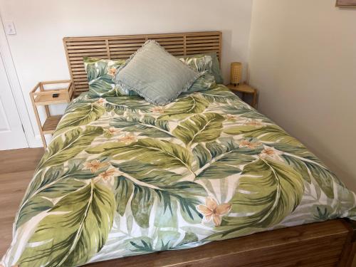 Ένα ή περισσότερα κρεβάτια σε δωμάτιο στο Lakeside Stays Yamba 1 Pet Friendly