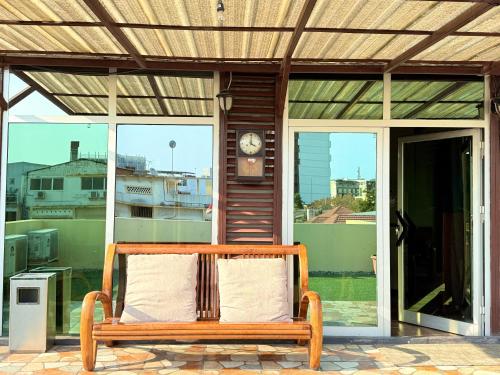 Een balkon of terras bij Cozy Studio Apartment Maculusso, Luanda