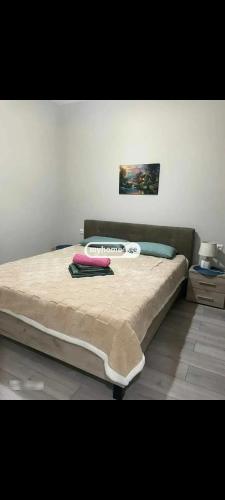 un lit avec deux oreillers dessus dans l'établissement komuna looksi, à Kakhaberi