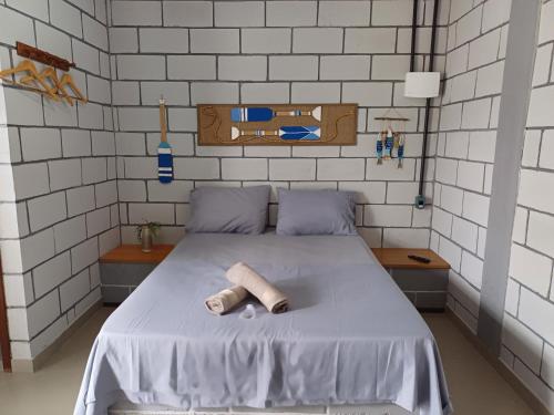 ein Schlafzimmer mit einem Bett mit Rollen in der Unterkunft Costa dos Corais Suítes in Porto de Sauipe