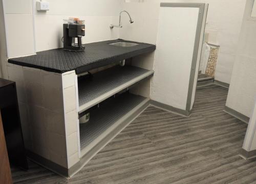 - une cuisine avec un comptoir et une cafetière dans l'établissement Casa Loma, à Montebello