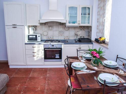 Nhà bếp/bếp nhỏ tại Apartments by the sea Postira, Brac - 24897