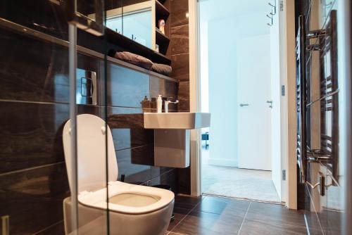 een badkamer met toilet en wastafel bij Luxury 2 Bed apartment Deansgate in Manchester