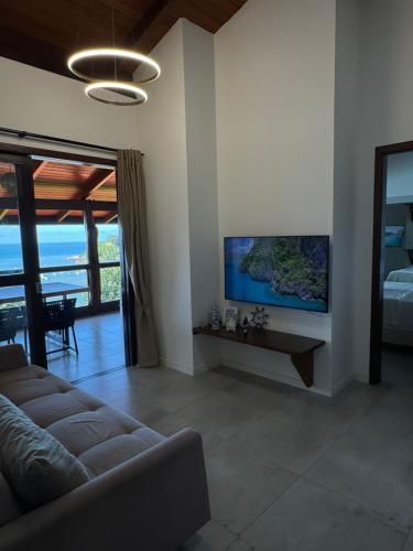 un soggiorno con un divano e una TV di Altavista residence a Morro de São Paulo