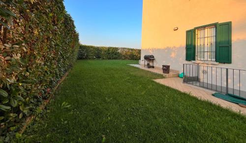 a yard with a bench next to a building at L' Incanto in Rovato