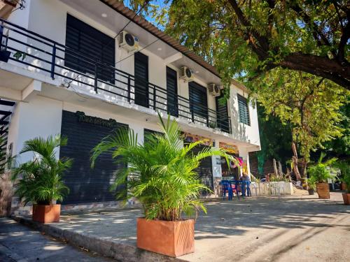 ヒラルドットにあるhotel Air b&b altos del peñonの前に2本のヤシの木がある建物