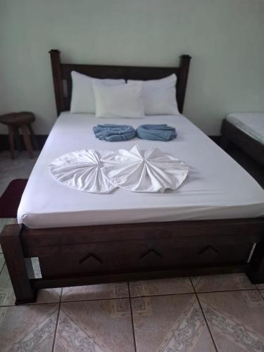 a bed with two towels on top of it at Cabinas Tortuguero Natural in Tortuguero