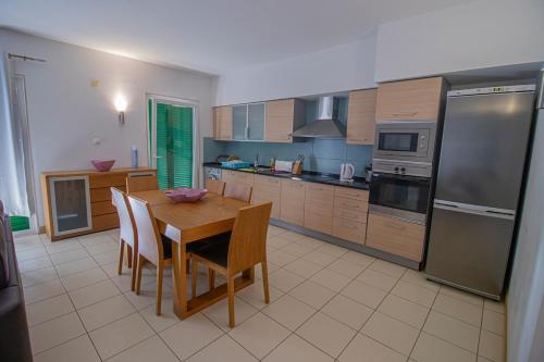 Kuchyň nebo kuchyňský kout v ubytování Vila Verde Resort Apartment 2 Rooms 15 minutes walk from the city center