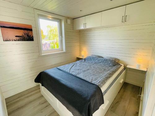 una camera con un letto in una piccola stanza di 4 star holiday home in SÖLVESBORG a Torsö