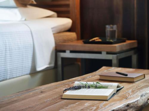 Ένα ή περισσότερα κρεβάτια σε δωμάτιο στο Movenpick Resort Agios Nikolaos Sivota