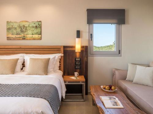 Ένα ή περισσότερα κρεβάτια σε δωμάτιο στο Movenpick Resort Agios Nikolaos Sivota