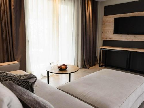 Ένα ή περισσότερα κρεβάτια σε δωμάτιο στο Movenpick Resort Agios Nikolaos Sivota